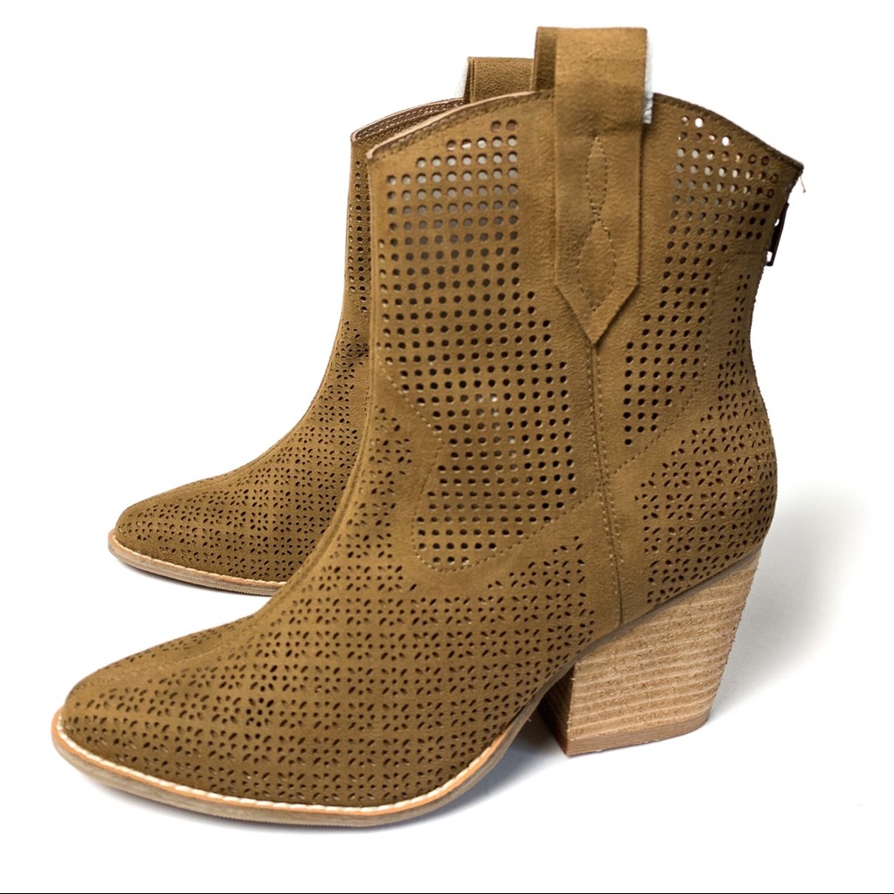 (NWT) MATISSE "Backroad" Perforated Pull-on Western Cowgirl Boots